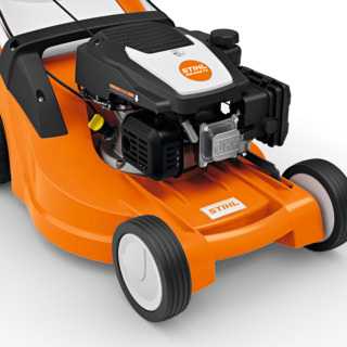 <strong class="attributes-item-title">CARCAÇA EM POLÍMERO</strong>
A carcaça em polímero resistente e robusta não é afetada pela gasolina e protege o bloco do motor contra a radiação UV. Plástico de alta qualidade e também excepcionalmente leve.