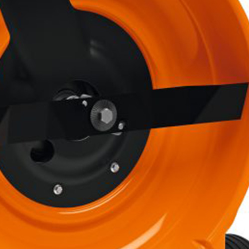 <b>FERRAMENTA DE CORTE</b>
Lâmina de 46 cm corta e tritura a grama com eficiência, servindo de adubo. Resistente, segura e com sistema que absorve impactos.