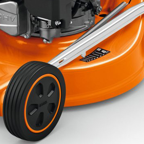 <b>RODAS</b>
Transporte. As robustas rodas com rolamentos duplos permitem o confortável e fácil manuseio mesmo em terrenos irregulares.