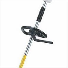 <strong class='attributes-item-title'>Cabo circular (R)</strong>
Com o prático cabo circular, é possível conduzir a máquina de forma simples e precisa.
A posição do cabo pode ser ajustada de acordo com o tamanho e de acordo com o trabalho.