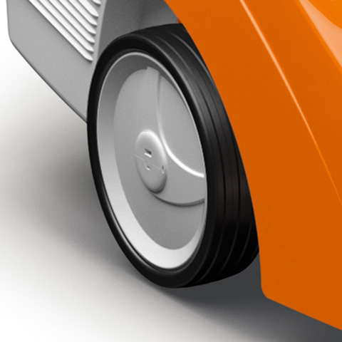 <strong class="attributes-item-title">RODAS FÁCEIS DE MANOBRAR</strong>
Com as robustas e duradouras rodas fáceis de manobrar, conseguirá manter-se no caminho certo ao cortar a relva, com facilidade e sem esforço.