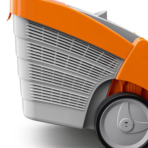 <strong class="attributes-item-title">RECOLHEDOR REBATÍVEL</strong>
O seu corta-relva está equipado com um recolhedor rebatível para facilitar o esvaziar os restos. O indicador de nível de enchimento indica o momento certo para o esvaziamento.