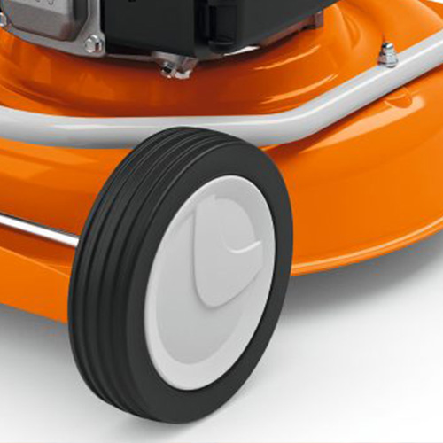 <b>RODAS</b>
As robustas rodas do RM 2 R com rolamentos duplos permitem o confortável e fácil manuseio mesmo em terrenos irregulares.