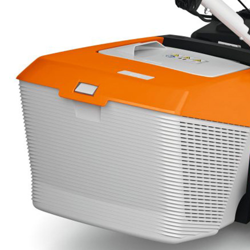 <b>COMPARTIMENTO DE DESCARTE TRASEIRO</b>
Coletor de 55 L armazena resíduos e permite descarte traseiro. Leve e resistente, direciona o ar para baixo e evita poeira no operador.