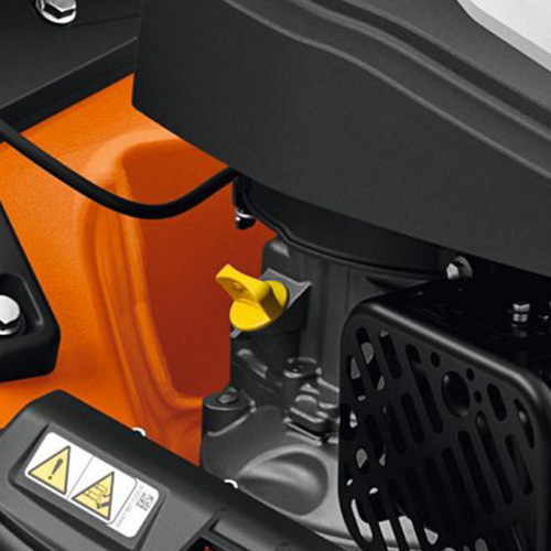 <b>BUJÃO DO ÓLEO</b>
Bujão evita impurezas e facilita o abastecimento. Indicador de graduação permite verificar o nível do óleo rapidamente.