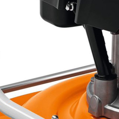 <b>REGULADOR DA ALTURA  DE CORTE TRASEIRA</b>
Regulador ajusta 4 alturas (30 a 85 mm) para corte eficiente. Ajuste manual movimenta eixos dianteiro e traseiro com facilidade.