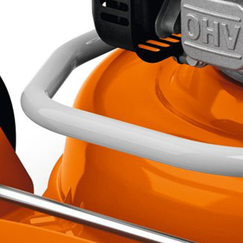 <b>ALÇA DE TRANSPORTE FRONTAL</b>
A alça de transporte do RM 2 R permite facilidade para o manejo do equipamento em situações onde é necessário movimentar o cortador de grama.