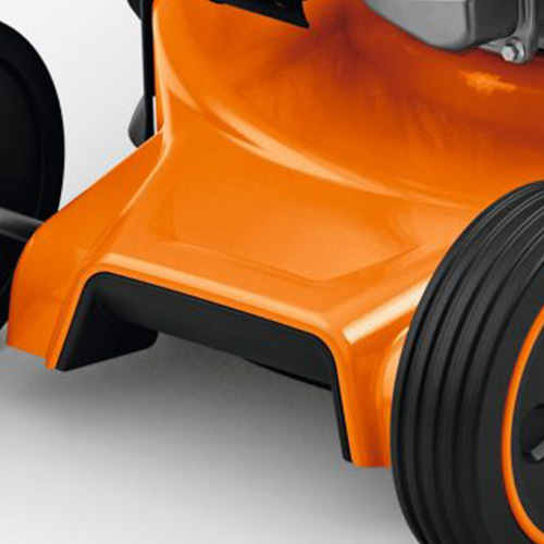 <b>ALÇA DE TRANSPORTE FRONTAL</b>
A ergonômica alça de transporte permite facilidade para o manejo do além do design permitir uma eficiente condução da grama para o corte.