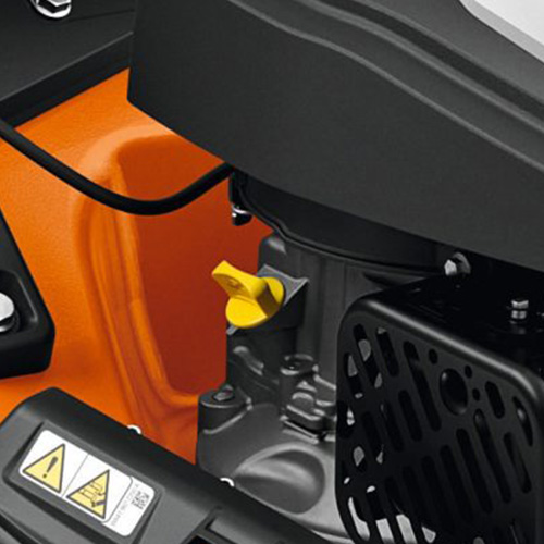 <b>BUJÃO DO ÓLEO</b>
Bujão de fácil acesso evita impurezas e facilita o abastecimento. Indicador permite verificar o nível do óleo rapidamente.