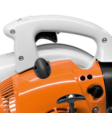 <b>Manejo de uma mão</b>
Contém os elementos de manejo para comandar o motor. A mão fica sempre segura no punho, também durante o serviço. A máquina pode ser manejada tanto com a mão direita como com a esquerda.