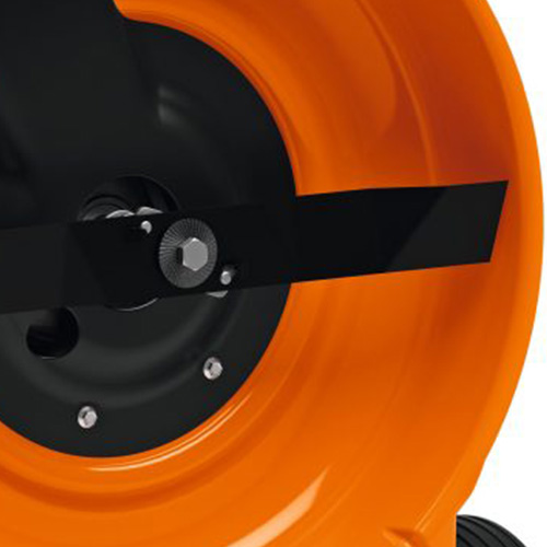 <b>FERRAMENTA DE CORTE</b>
Lâmina de 46 cm corta e tritura grama eficientemente, servindo como adubo. Resistente, segura e com sistema que absorve impactos.