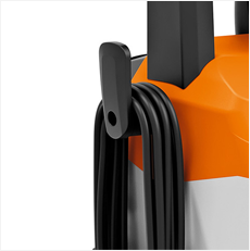 <strong class="attributes-item-title">Local para armazenamento<br>do cabo de energia
</strong>
Com a ajuda do gancho, o cabo pode ser enrolado sem esforço e armazenado de forma compacta e segura na própria lavadora.