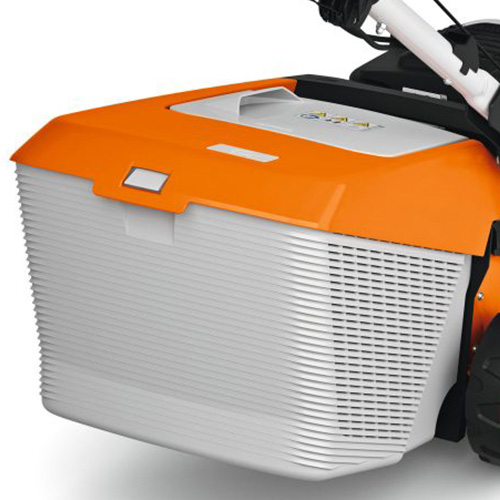 <b>COMPARTIMENTO DE DESCARTE TRASEIRO</b>
Coletor de 52 L armazena resíduos e permite descarte traseiro. Leve e resistente, direciona o ar para baixo e evita poeira no operador.