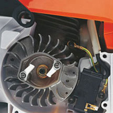 <b>ErgoStart - sistema de arranque fácil</b>
Proporciona um arranque fácil e com esforço reduzido devido a uma mola espiral colocada entre o virabrequim e a polia de arranque. Além disso, garante uma velocidade um terço mais lenta.